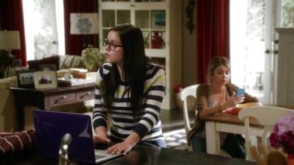 Alex Dunphy's Three Quarter Sleeve Sweater on Modern Family