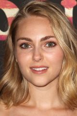 AnnaSophia Robb as Carrie Bradshaw