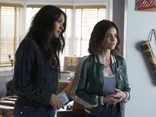 Emily Fields' Plaid Pocket Shirt on Pretty Little Liars