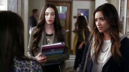 Emily Fields's Reissue Schoolboy Blazer on Pretty Little Liars