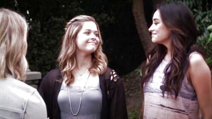 Emily Fields's 'The Muscle Tee' Surf Print Tank on Pretty Little Liars