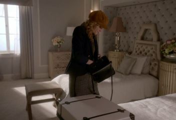 Grace Gardner's DOUBLE-NOTCH MINI SKIRT IN HOUNDSTOOTH on Scream Queens