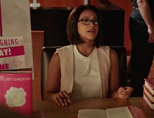 Jane Villanueva's sleeveless blouse on Jane the Virgin