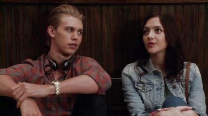 Maggie Landers's High-Rise Seamed Jean in Chalk Wash on The Carrie Diaries