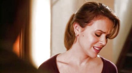 Savi Davis's Small Hoop Earrings on Mistresses
