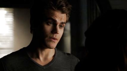 Stefan Salvatore's Cotton Linen V-Neck Sweater on The Vampire Diaries
