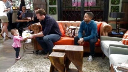Tucker Dobbs's Low-Top Printed Sneaker on Baby Daddy