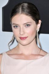 Zoe Levin as Kara Souders