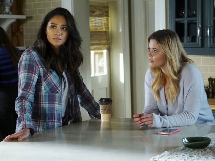 Alison DiLaurentis' Blue Zip Sweater on Pretty Little Liars
