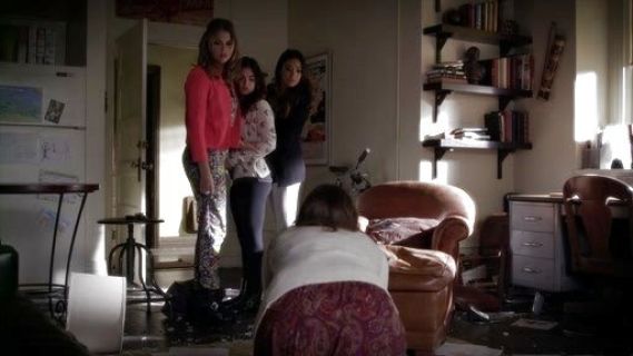 Aria Montgomery's Basic Leggings on Pretty Little Liars