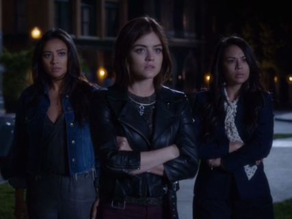 Aria Montgomery's Cropped Leather Jacket on Pretty Little Liars