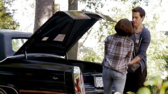 Bonnie Bennett's 1981 High-Rise Skinny Jeans in Indigo Acid Wash on The Vampire Diaries