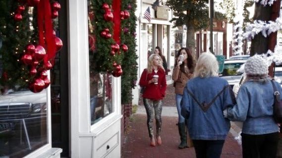 Carrie Bradshaw's Wildflower Print Jean on The Carrie Diaries