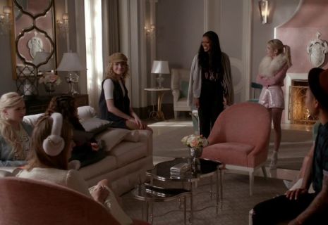 Chanel Oberlin's Chameleon Slingback Sandals on Scream Queens