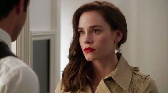 Charlotte Grayson 's Rock Crystal Drop Earrings on Revenge