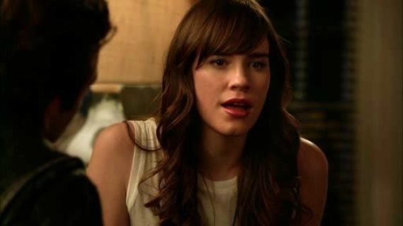 Charlotte Grayson 's Sleeveless Asymmetrical T-Shirt on Revenge