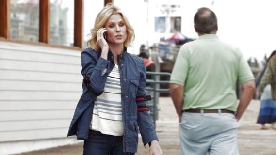 Claire Dunphy's Linen Maine Sweater on Modern Family
