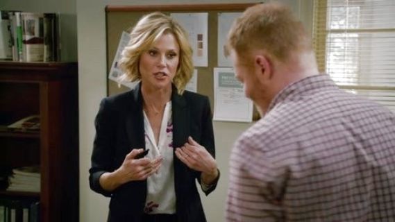 Claire Dunphy's Senia Floral-Print Silk Top on Modern Family