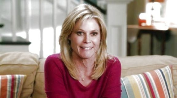 Claire Dunphy's V neck sweater on Modern Family