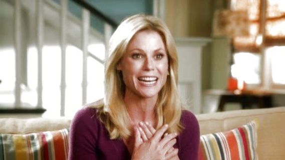 Claire Dunphy's V-Neck Sweater on Modern Family