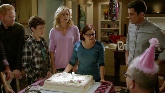 Claire Dunphy's V-neck Sweater on Modern Family