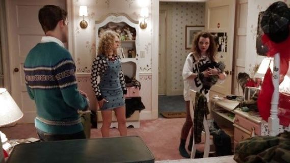 Dorrit Bradshaw's 'I Hate Everyone' Tee on The Carrie Diaries