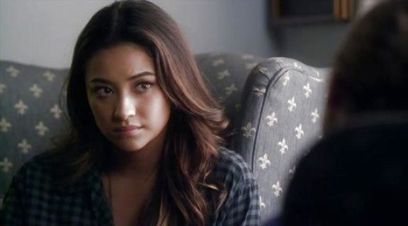 Emily Fields's Checkered Blouse in Green on Pretty Little Liars
