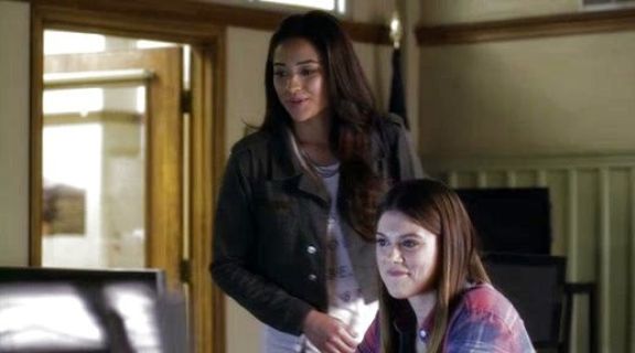 Emily Fields's Cropped Army Jacket on Pretty Little Liars