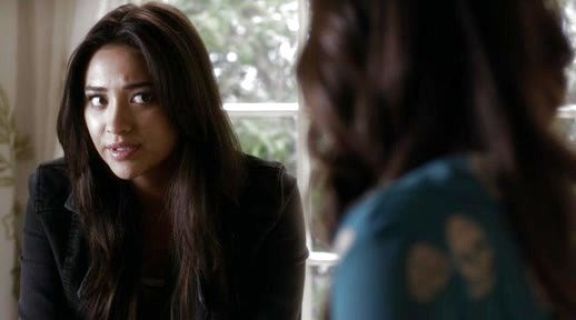 Emily Fields's Cropped Denim Moto Jacket on Pretty Little Liars