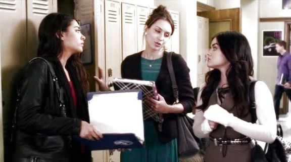Emily Fields's Quinn Bucket Bag on Pretty Little Liars