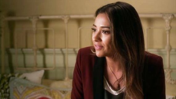 Emily Fields's Three Pocket Blazer on Pretty Little Liars