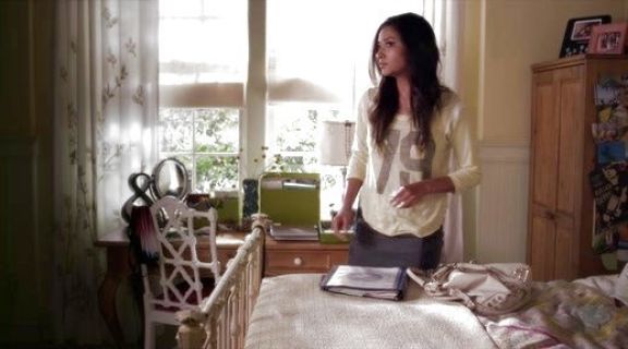 Emily Fields's Throwback Jersey in Buttercup on Pretty Little Liars