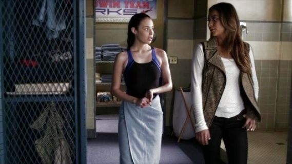 Emily Fields's Zebra Cargo Vest on Pretty Little Liars