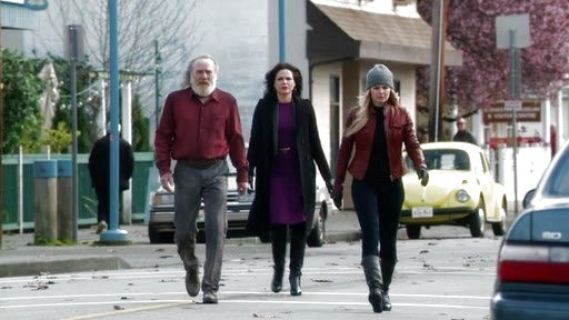 Emma Swan's 811 Mid Rise Skinny Jeans on Once Upon A Time 