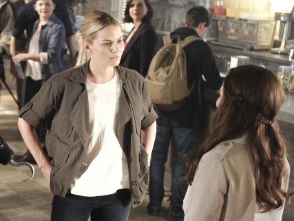 Emma Swan's Oversized Jacket on Once Upon A Time 