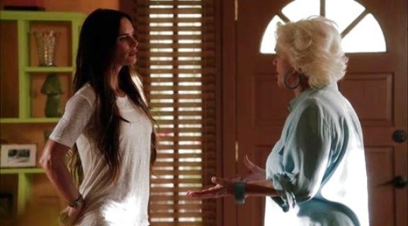 Fiona Glenanne's White Rob Tee on Burn Notice