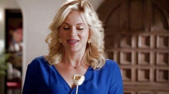 Goldie Clemmons's Slouchy Bow Belt on The New Normal