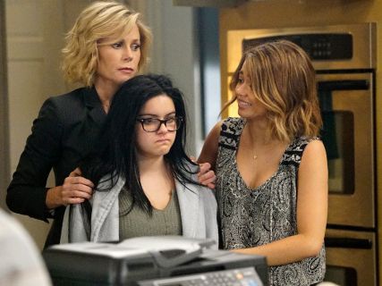 Haley Dunphy's Black and White Paisley Top on Modern Family