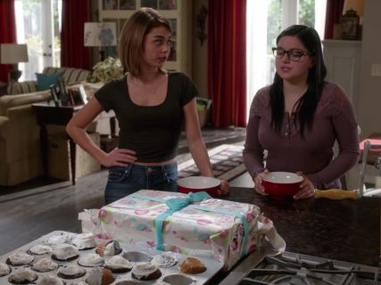 Haley Dunphy's Black Short Sleeve Crop Top on Modern Family