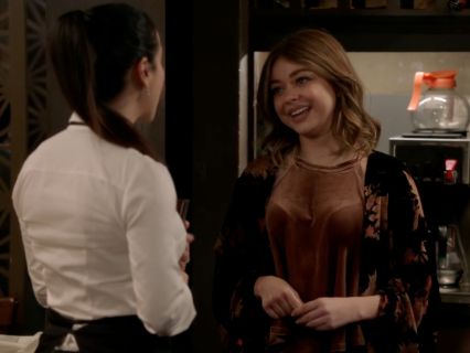 Haley Dunphy's Velvet Top on Modern Family