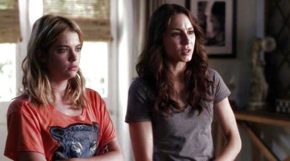 Hanna Marin's Big Cat, Blue Boxy Tee on Pretty Little Liars
