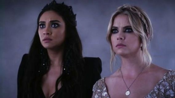 Hanna Marin's 'Jungle' Jersey Scarf on Pretty Little Liars