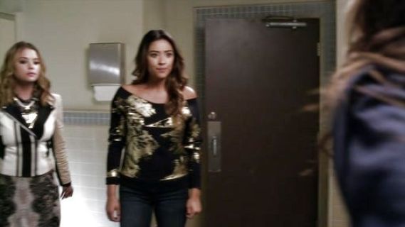 Hanna Marin's Karlie Jacquard Lace Skirt on Pretty Little Liars