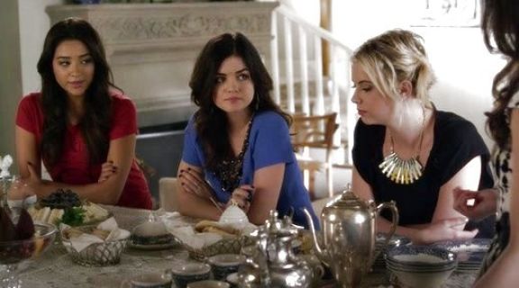 Hanna Marin's Sea Splinters Necklace on Pretty Little Liars