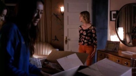 Hanna Marin's The Legging Ankle Jeans in Pigment Peach on Pretty Little Liars