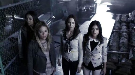 Hanna Marin's Weldon Patent Bow Belt on Pretty Little Liars