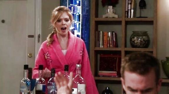 James Van Der Beek 's Retro Star Graphic Tee on Don't Trust the B---- in Apartment 23