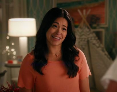 Jane Villanueva's Scallop Frill Tee on Jane the Virgin