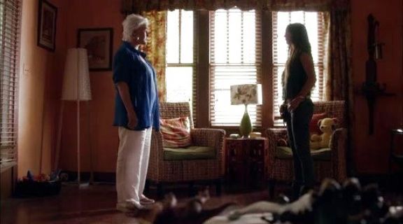 Madeline Westen's Oversized Shirt on Burn Notice