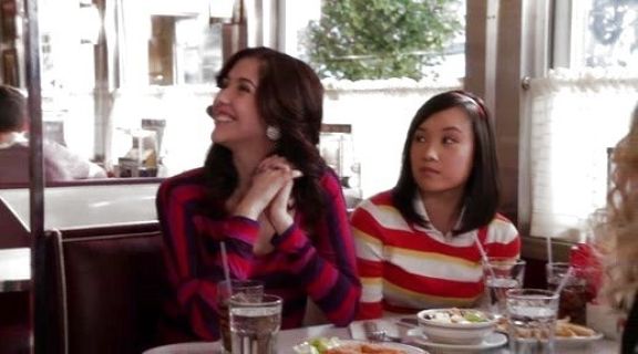 Maggie Landers's Long Sleeve Shirt Tail Tee on The Carrie Diaries